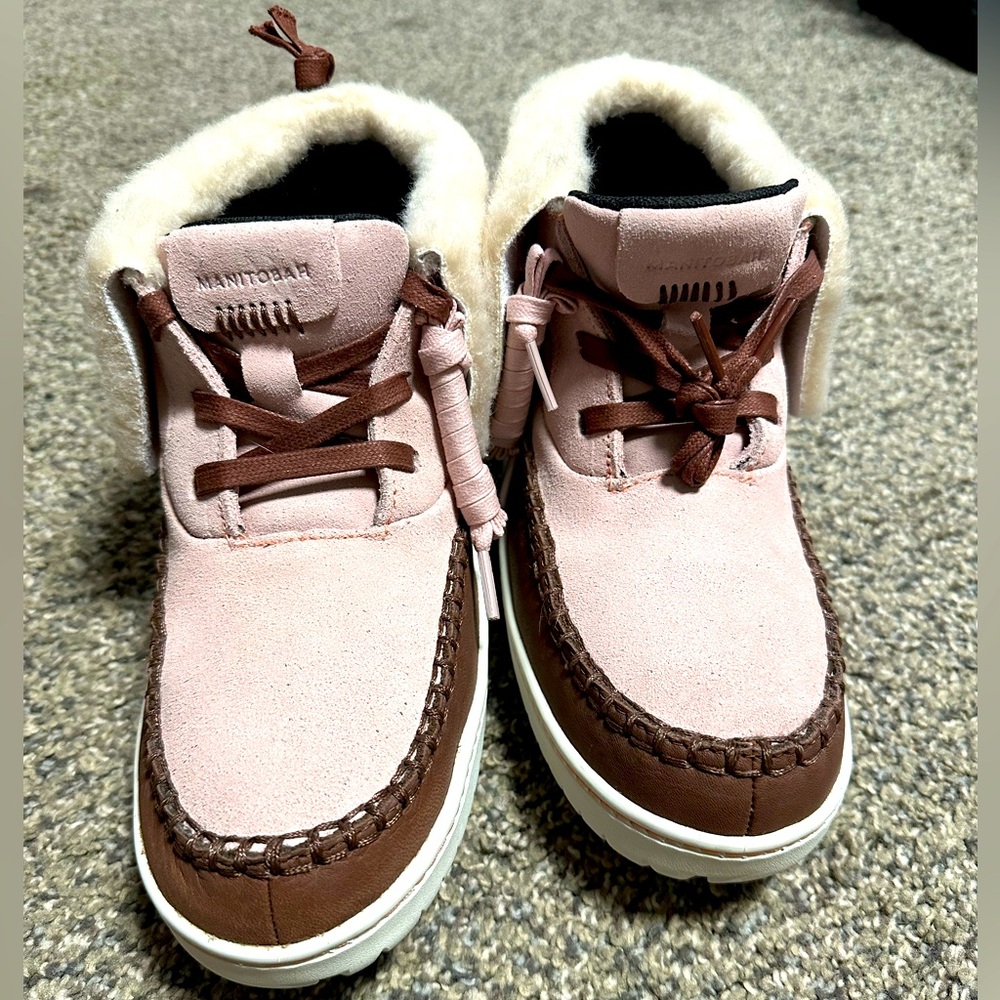SOLD Authentic Manitobah Mukluks Cabin Slipper Moccasins NWT women’s US 7.5